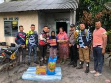 Sambut Hari Ibu, Polres Lingga Bagikan Sembako ke Warga Kurang Mampu