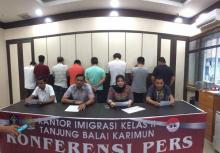 Izin Melancong, 8 WNA Malah Kerja Bangunan di Karimun