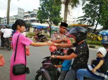 Anggota Polsek Batu Ampar Bagikan Takjil ke Pengendara