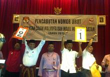 Rudi-Amsakar Nomor Urut 1, Ria-Sulistyana Nomor Urut 2