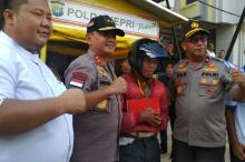 Istrinya Lumpuh, Alimin Dapat Hibah Becak Motor dari Polda Kepri dan Melayu Raya