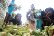 Pedagang Sarang Ketupat di Batam Raup Rp 500 Ribu Per Hari