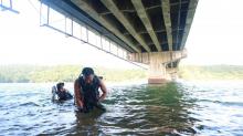 Tas Berisi Pisau Pembunuhan Dibuang di Dekat Tiang Jembatan Sei Ladi