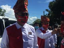 Soerya-Iman Tiba di KPU Diantar Mobil Alphard
