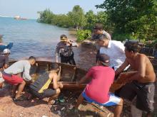 Perahu Bocor, 2 Pemancing Kritis di Tanjungpinggir