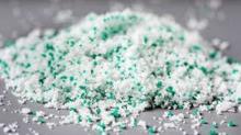 Setiap Pekan, Manusia Konsumsi Plastik Seberat Kartu Kredit
