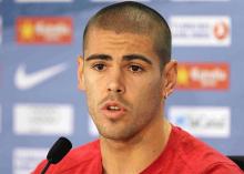 Victor Valdes Resmi Berseragam Manchester United