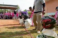Serunya Balap Karung Pakai Helm di SDN 011 Senempek Lingga