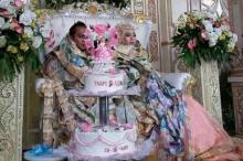 Viral! Pengantin Berkalung Uang Rupiah dan Dollar, Netizen: Sultan Mah Bebas