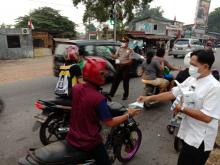 Gangguan Kabut Asap, Polsek Bengkong dan Puskesmas Bagikan Masker 