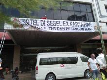 Bangunan Hotel Nagoya Plaza Disegel Eks Karyawan