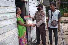Polres Lingga Bagi-bagi Sembako ke Warga Penuba Timur