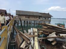 Bupati Karimun Tinjau Korban Puting Beliung di Desa Sugie