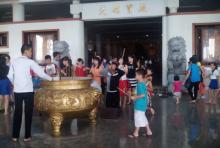 Ribuan Wisatawan Asing Padati Vihara Duta Maitreya Peringati Waisak 2559