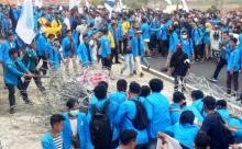 Mahasiswa Terobos Kawat Berduri Masuk ke Gedung DPRD Kepri