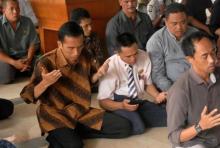 Jokowi Salat di Emperan Masjid, Disamakan dengan Ahmadinejad