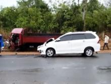 Toyota Avanza Ringsek Tabrak Truk di Bintan Timur