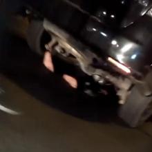 Video: Kecelakaan di Muka Kuning, Pria Terjebak di Kolong Mobil