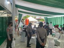 Warga Nobar Pelantikan Bupati dan Wabup Meranti di Kediaman Muhammad Adil