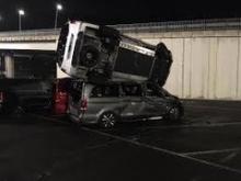Mantan Buruh Mercedes-Benz Hancurkan Puluhan Mobil Pakai Alat Berat