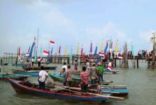 Pakai Sampan, Warga Tanjungpinang Peringati Kemerdekaan di Laut