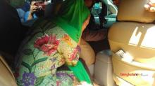 Istri Gubernur Bengkulu Menangis Digiring ke Mobil