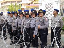 Polwan Cantik Sibuk Foto Narsis saat Demo Buruh di Batam