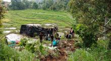 Bus Jurusan Bukittinggi-Pasbar Masuk Jurang di Tikungan 28 Kelok 44