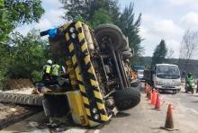Alat Berat Terguling Tutup Separuh Jalan Sei Ladi