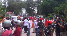 Ratusan Massa Mulai Merangsek ke Pintu Gerbang Kantor KPU Batam