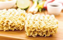 8 Bahaya Makan Mi Instan Mentah, Diantaranya Tingkatkan Risiko Kanker