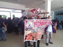 Mahasiswa Bawa Keranda Mayat Demo di Universitas Putera Batam