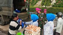 Marinir dan Jalasenastri Bagikan Sembako ke Pedagang Asongan di Tanjungpinang