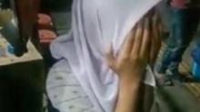 Siswi SMA Ini Nangis Usai Digerebek Warga dalam Mobil Bergoyang