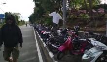 Video: Pria Ini Jalan di Atas Jejeran Kendaraan Gegara Trotoar Jadi Parkiran