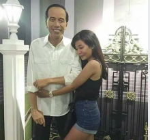 Wanita Peluk Mesra Patung Jokowi Bikin Heboh