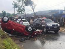 Toyota Yaris Terbalik di Senggarang Usai Hantam Pembatas Jalan