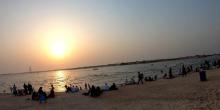 Potret Wanita Arab Saudi Berenang di Pantai, Seperti Apa Pakaiannya?