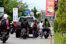 Sering Ditegur Guru, Dua Bocah Penjual Koran Putus Sekolah
