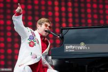 Kena Pneumonia, Elton John Hentikan Konser di Selandia Baru