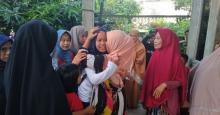 Pulang dari Observasi di Natuna, Nur Ralda Disambut Kerabat dan Tetangga 