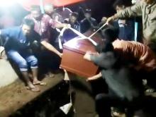 Jenazah Sri Wahyuni Disambut Hujan Air Mata di Magetan