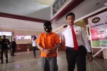 Penampakan Tersangka Pembunuhan di Bengkong Tertatih ke Ruang Penyidik