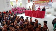 Cerianya Siswa-Siswi SD N Tebing Karimun Peroleh Hadiah Alat Tulis dari Pak Polisi
