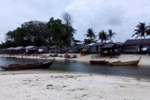 Diintai Gelombang dan Keterbatasan, Warga Suku Laut Mensemut Berteriak