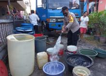 Polsek Tanjungpinang Timur Suplai Air Bersih Bantu Warga Terdampak Kekeringan