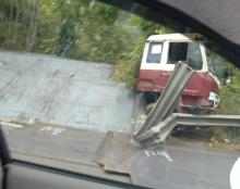 Truk Trailer Kecelakaan di Southlink, Seorang Pengendara Motor Luka Parah