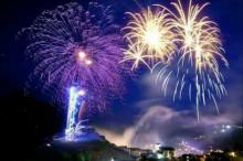 Bunyi Terompet dan Kembang Api Saling Bersahutan Sambut Tahun Baru 2017 di Batam