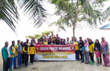 Jaga Kebersihan Objek Wisata, Polsek Meral Bersih-bersih Pantai Pelawan