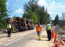 Evakuasi Alat Berat Terguling, Jalan Sei Ladi Ditutup Sementara